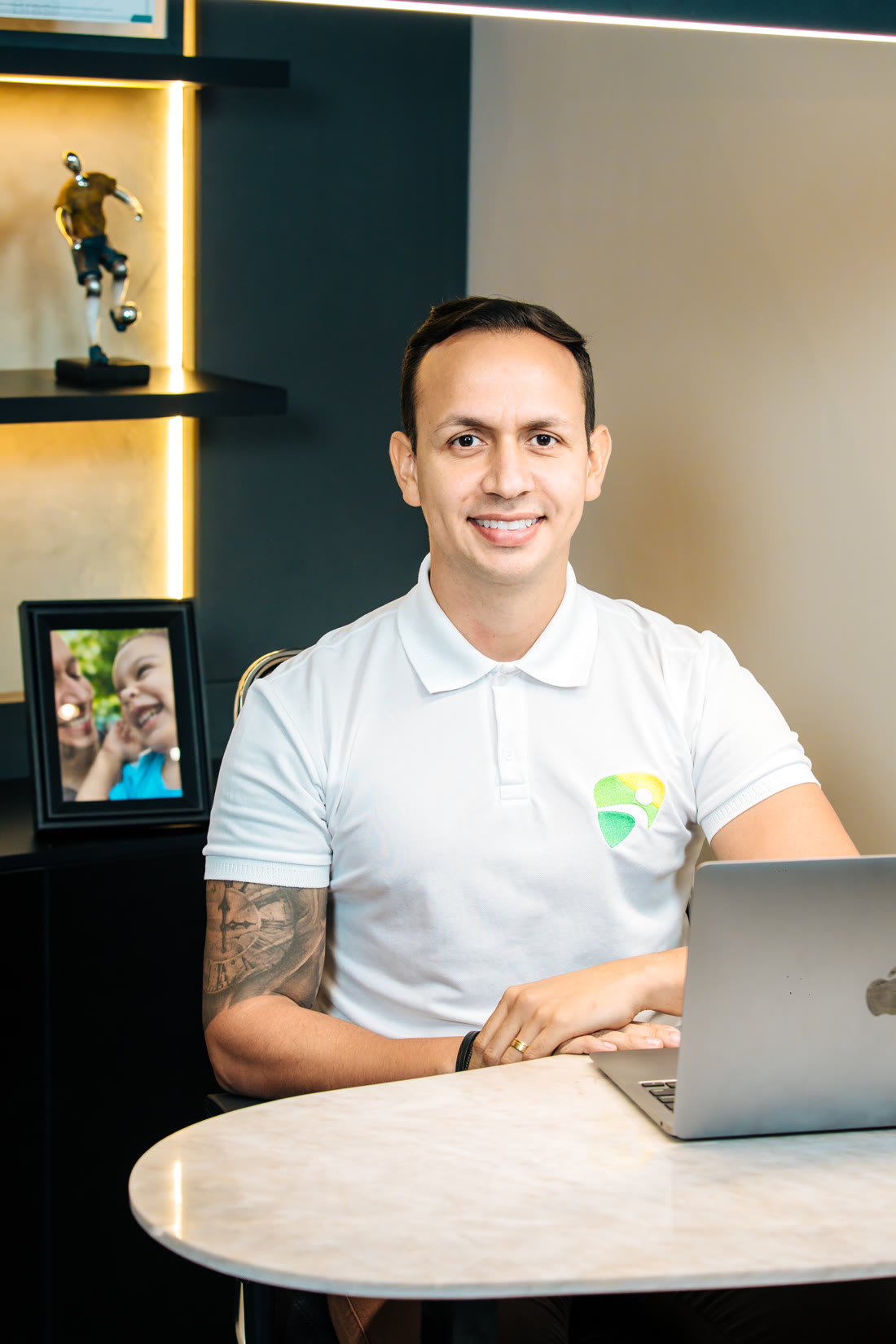 Dr. William Paixão, fisioterapeuta responsável pela Fisio+, sorrindo em seu consultório